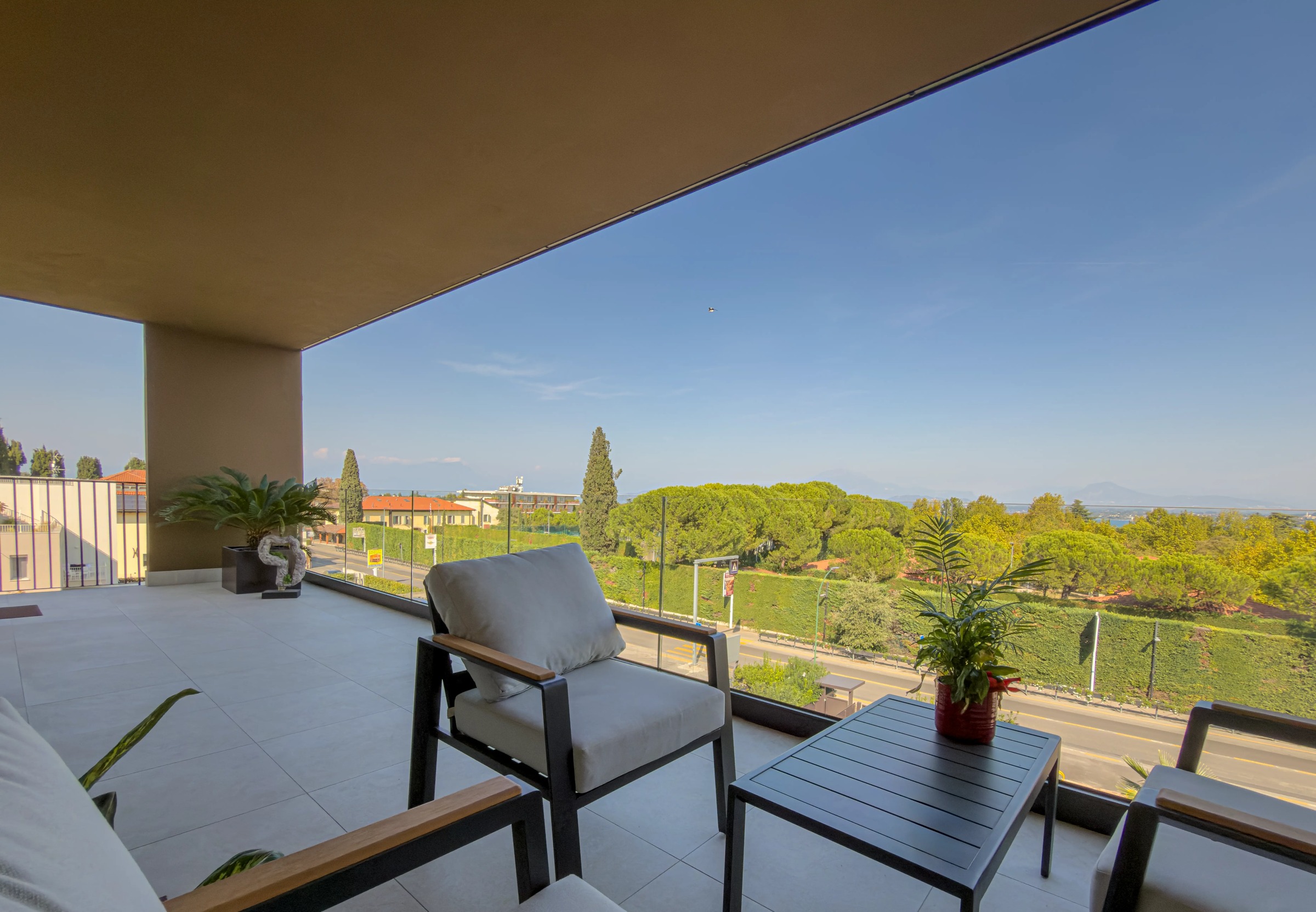 Balcone arredato con vista sul verde