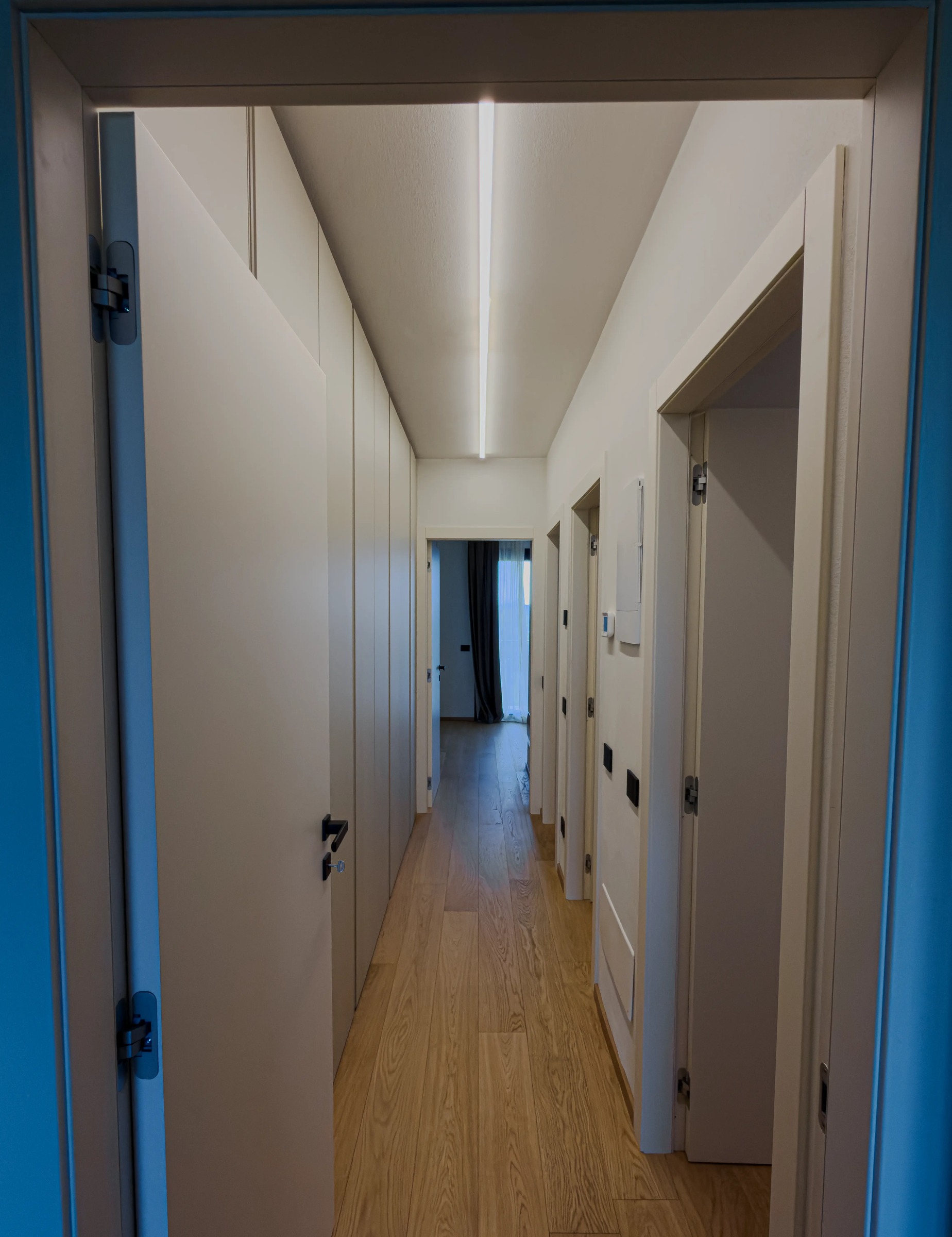 Corridoio principale con parquet in rovere