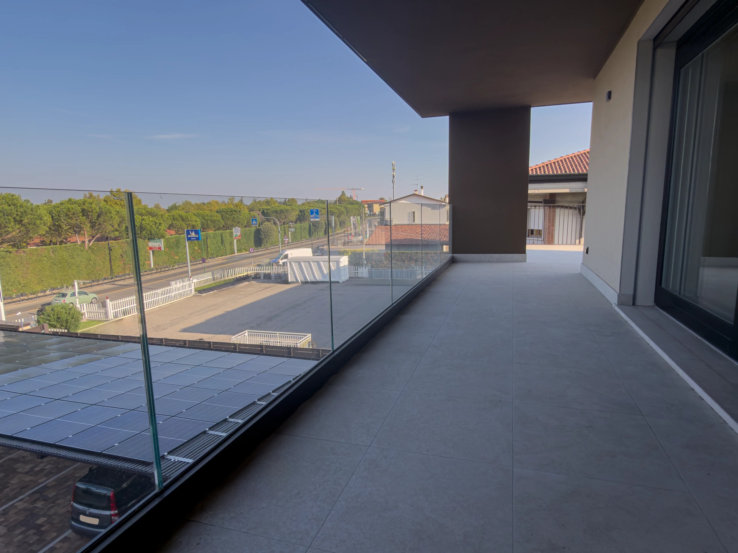Balcone coperto con parapetto in vetro