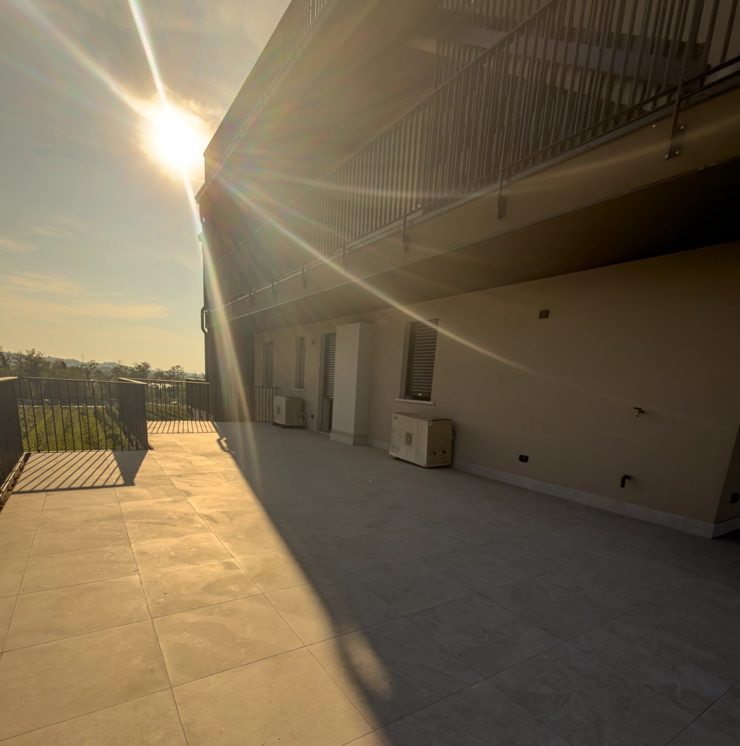 Ampio terrazzo con il sole del tramonto